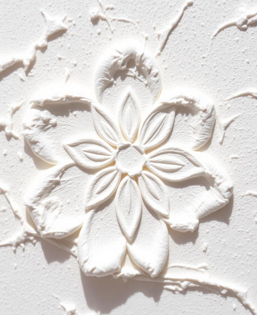Detalle macro de una flor en relieve hecha con pasta texturizada